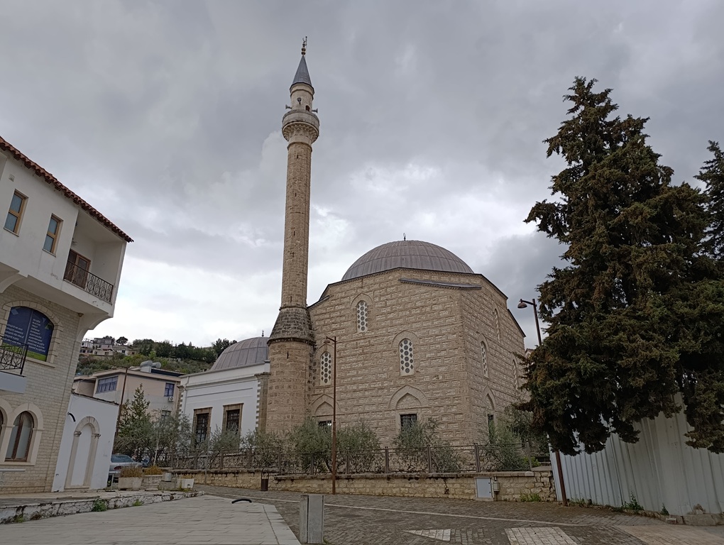 Albania - Berat - Boulevard - Mezquita de Plomo