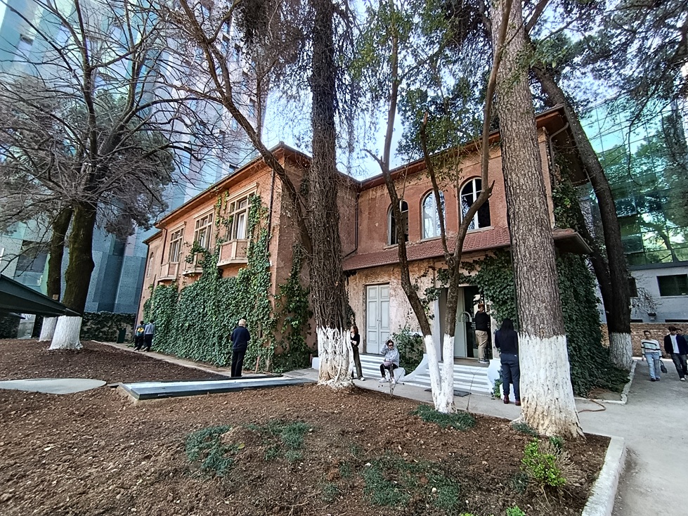 Albania - Tirana - Museo de las Hojas (exterior)