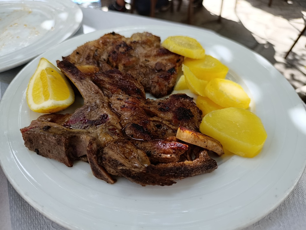 Albania - Tirana - Restaurante Odas Garden - Ternera a la brasa